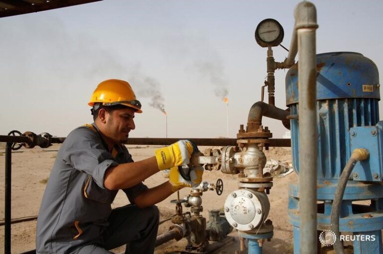 Price of oil decreases; attention shifts to Israel-Hamas negotiations and US inventories.