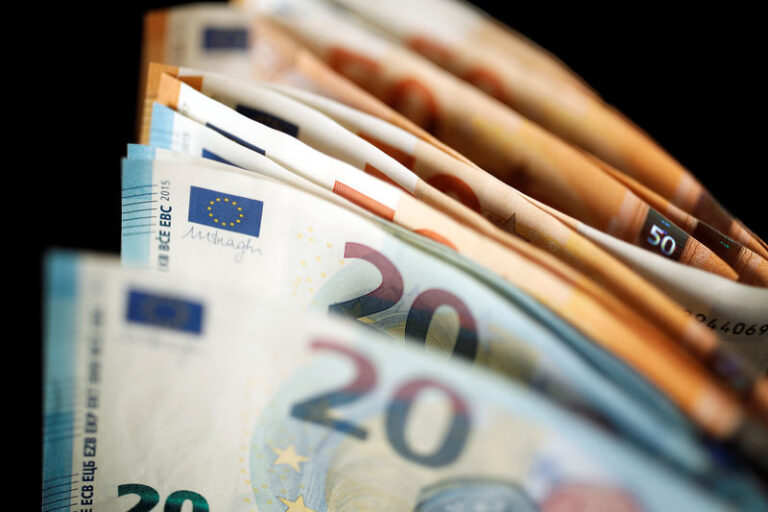 Euro advances as yen weakens due to BOJ’s monetary easing and YCC measures, boosting investor confidence.