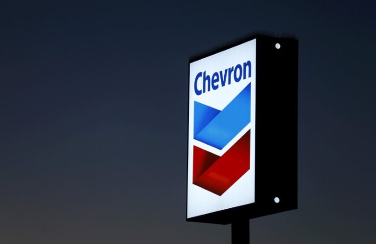 Exxon and Chevron deals dampen chances of transatlantic oil mergers, says Reuters analysis.