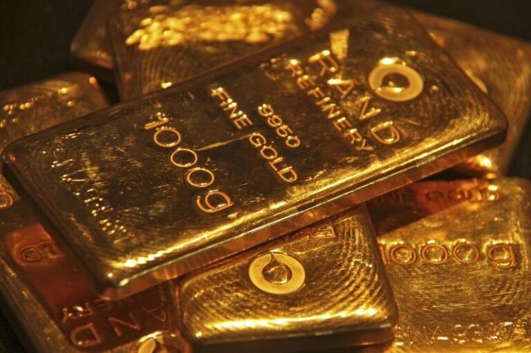 Gold prices drop as dollar strengthens due to reduced expectations for interest rate cuts. Gold prices drop as dollar strengthens due to reduced expectations for interest rate cuts.