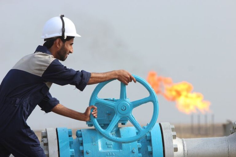 Oil prices drop 2% due to European concerns and Israel’s temporary halt on Gaza invasion.