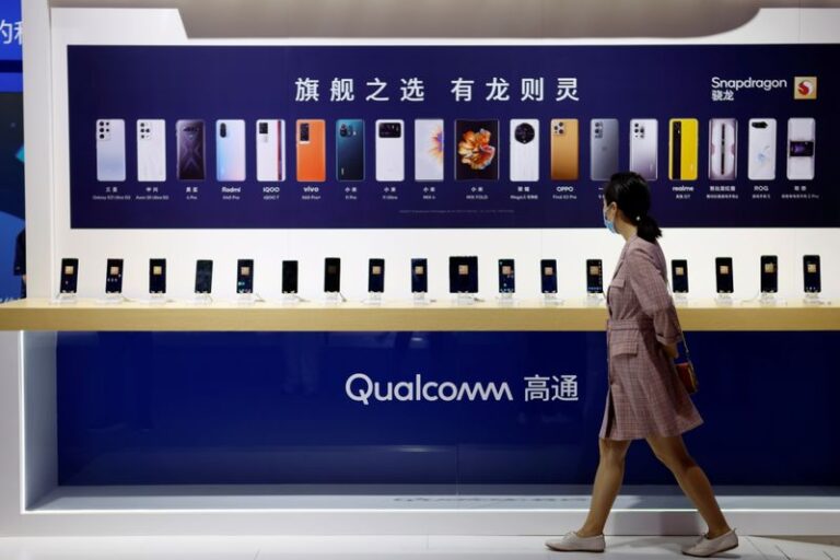 Apple renews Qualcomm contract to 2026 despite modem development challenges.