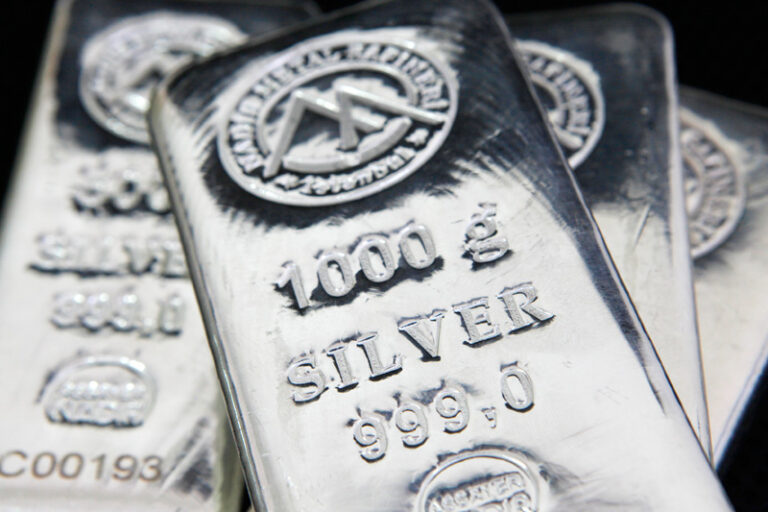 Silver prices drop due to Powell’s tough stance and a stronger dollar, causing a market downturn.