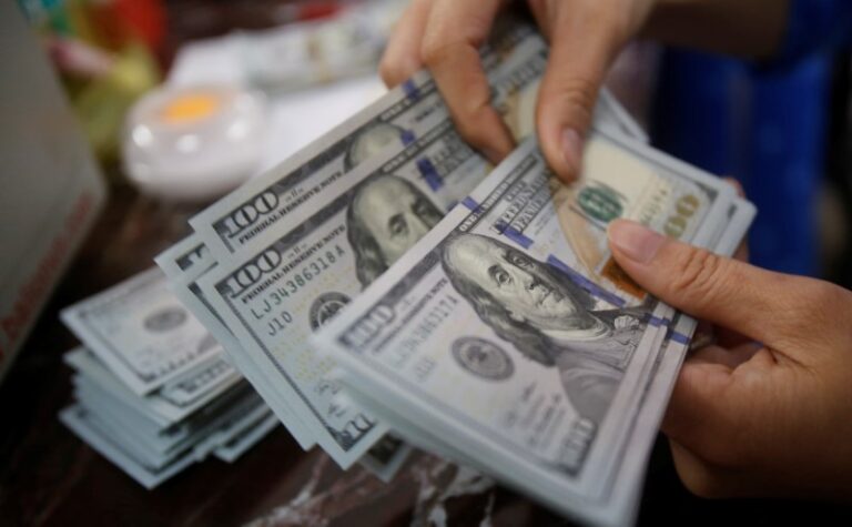 US dollar slips, poised for weekly rise following remarks from Powell.