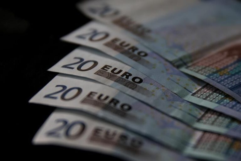 Euro gains strength before falling due to US inflation data’s impact on the market.