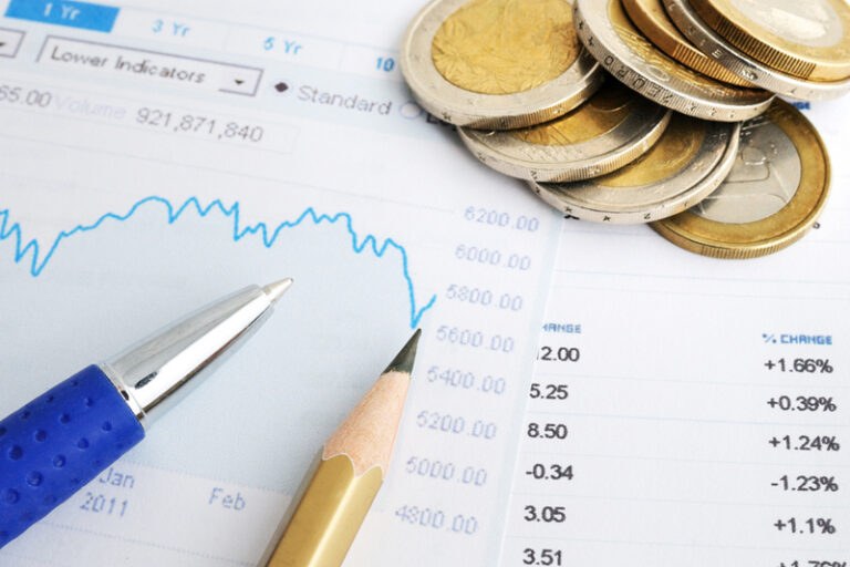 US dollar reaches highest level in a month as expectations for interest rate cuts decrease.