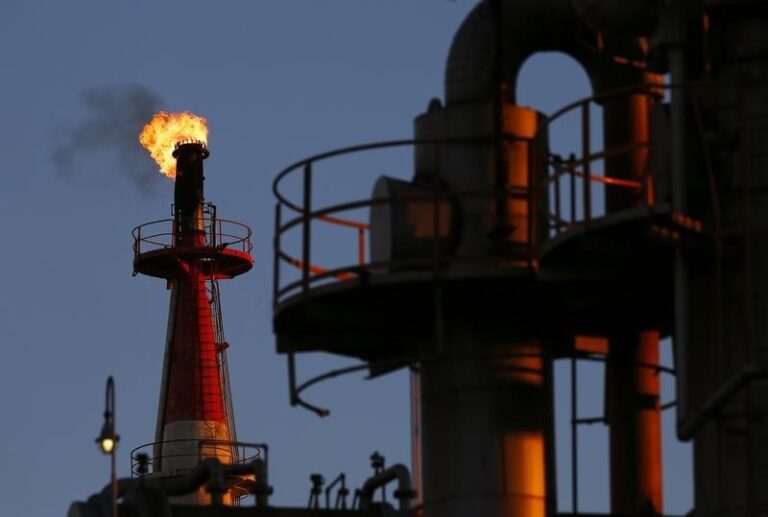 Oil prices rise due to U.S. Fed rate signals and China’s support for the property sector. Oil prices rise due to U.S. Fed rate signals and China’s support for the property sector.