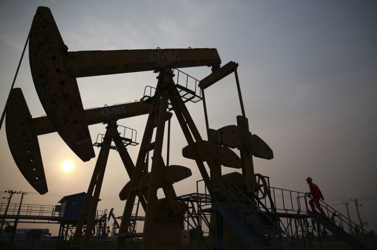 US crude build and rate cut concerns cause oil prices to drop.