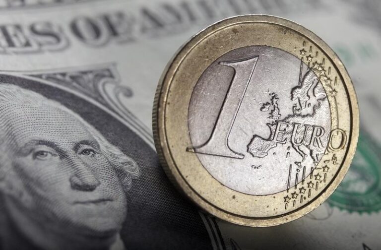 US dollar strengthens before job report; euro retraces gains.